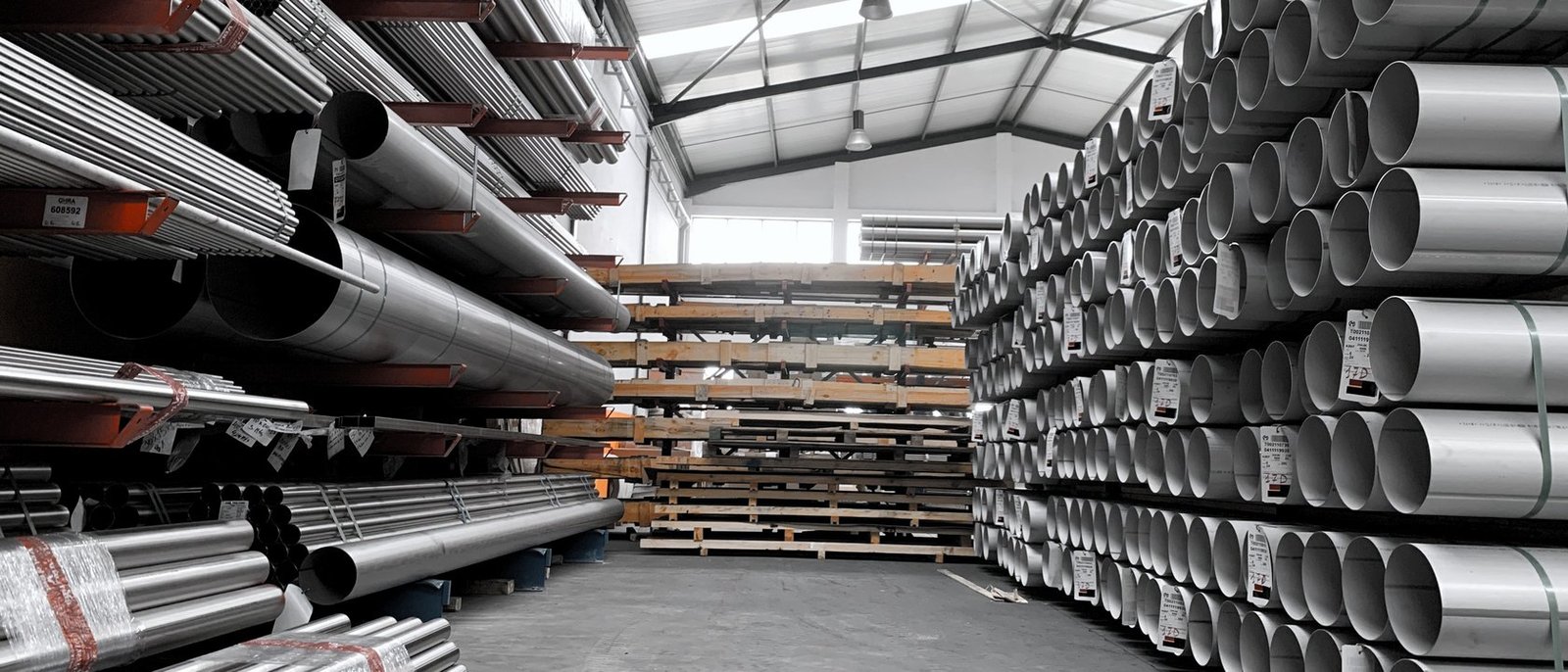 Corredor do armazém da Valsteel com tubo inox em stock