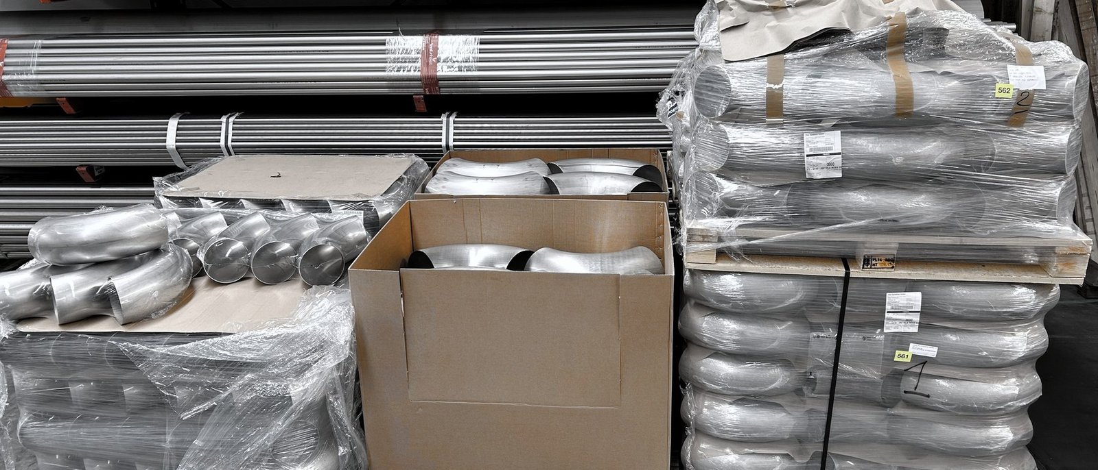 Paletes e caixas de acessórios em inox embalados no armazém da Valsteel em Canelas