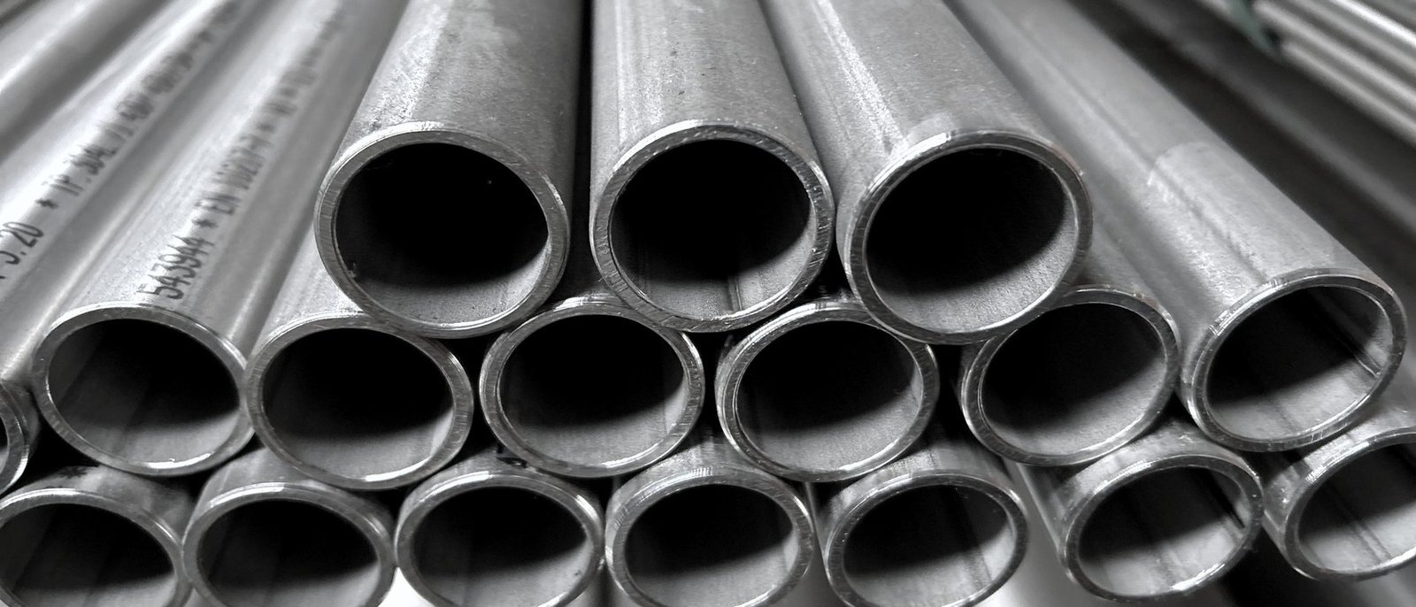 Topos de tubos em aço inoxidável no armazém da Valsteel