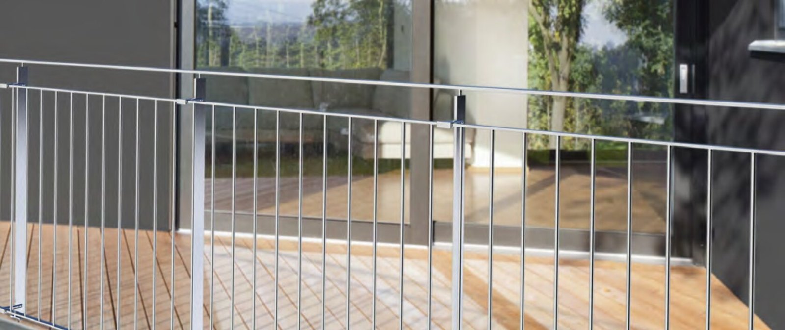 Guarda-corpos com varões em aço inoxidável da I'm Design numa varanda